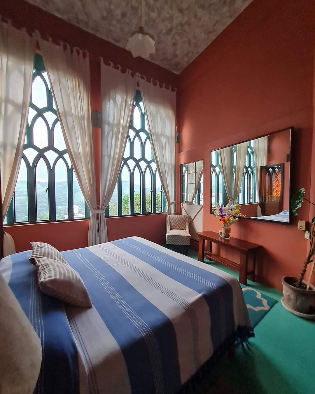 Habitación con ventanales góticos, Posada del Castillo