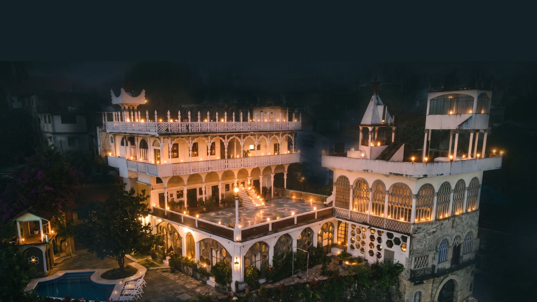 Posada del Castillo de noche, vista aérea con alberca