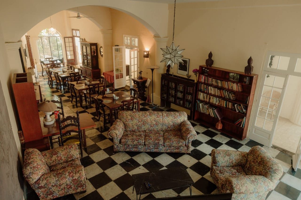 Salón y biblioteca, Posada del Castillo