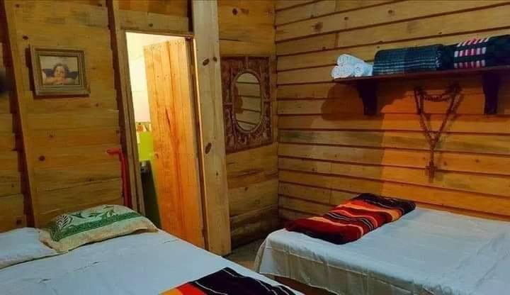 Interior de cabaña, Rancho Santa Mónica