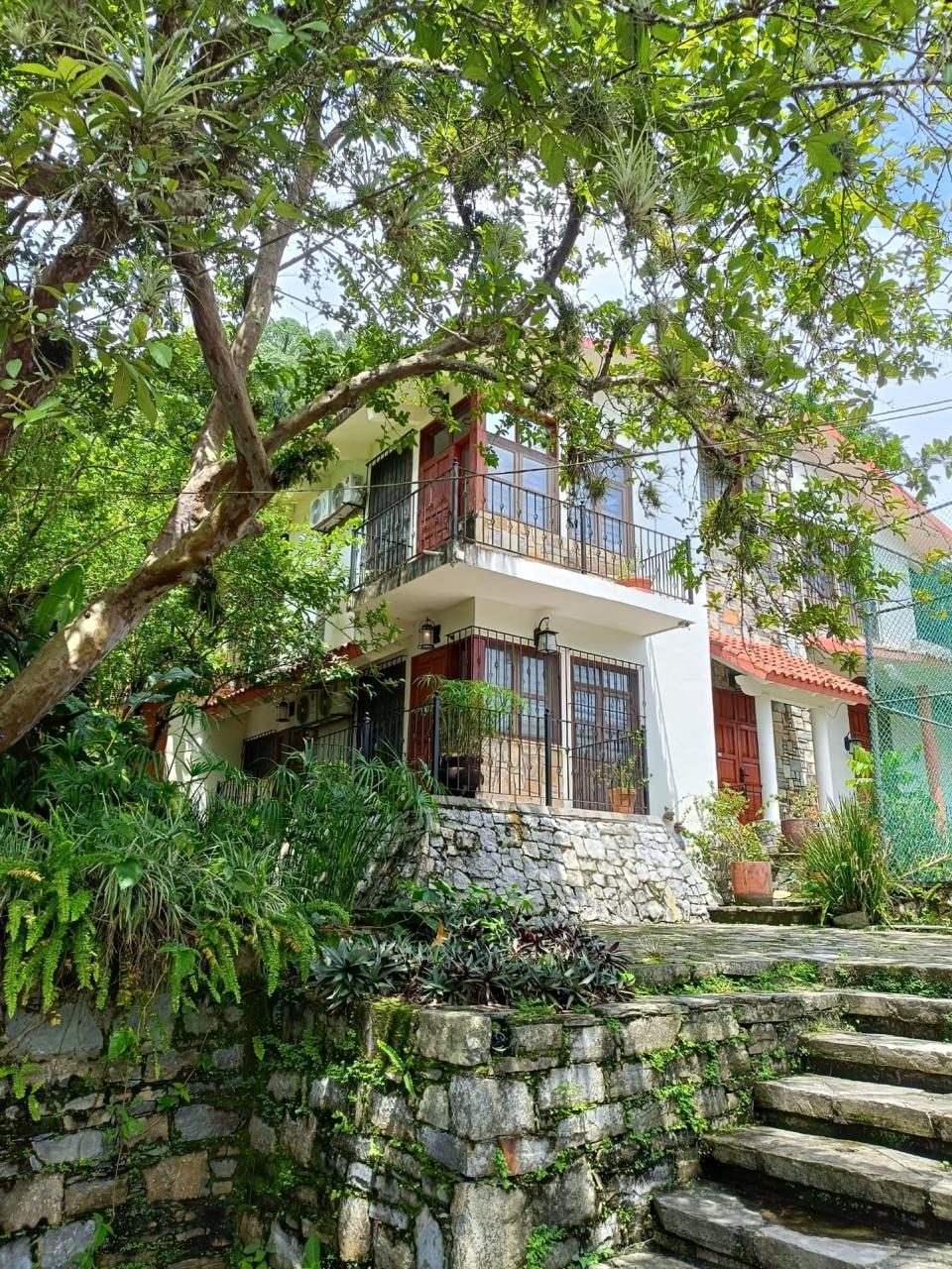 Casa principal entre la vegetación, Rancho Santa Mónica