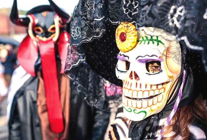 Máscara de Catrina en la celebración de Xantolo