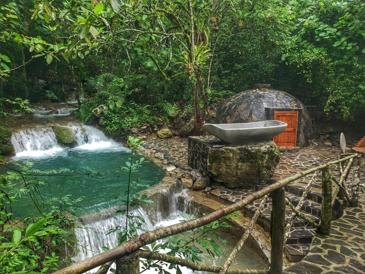 Ritual de agua entre cascadas, Huasteca Potosina